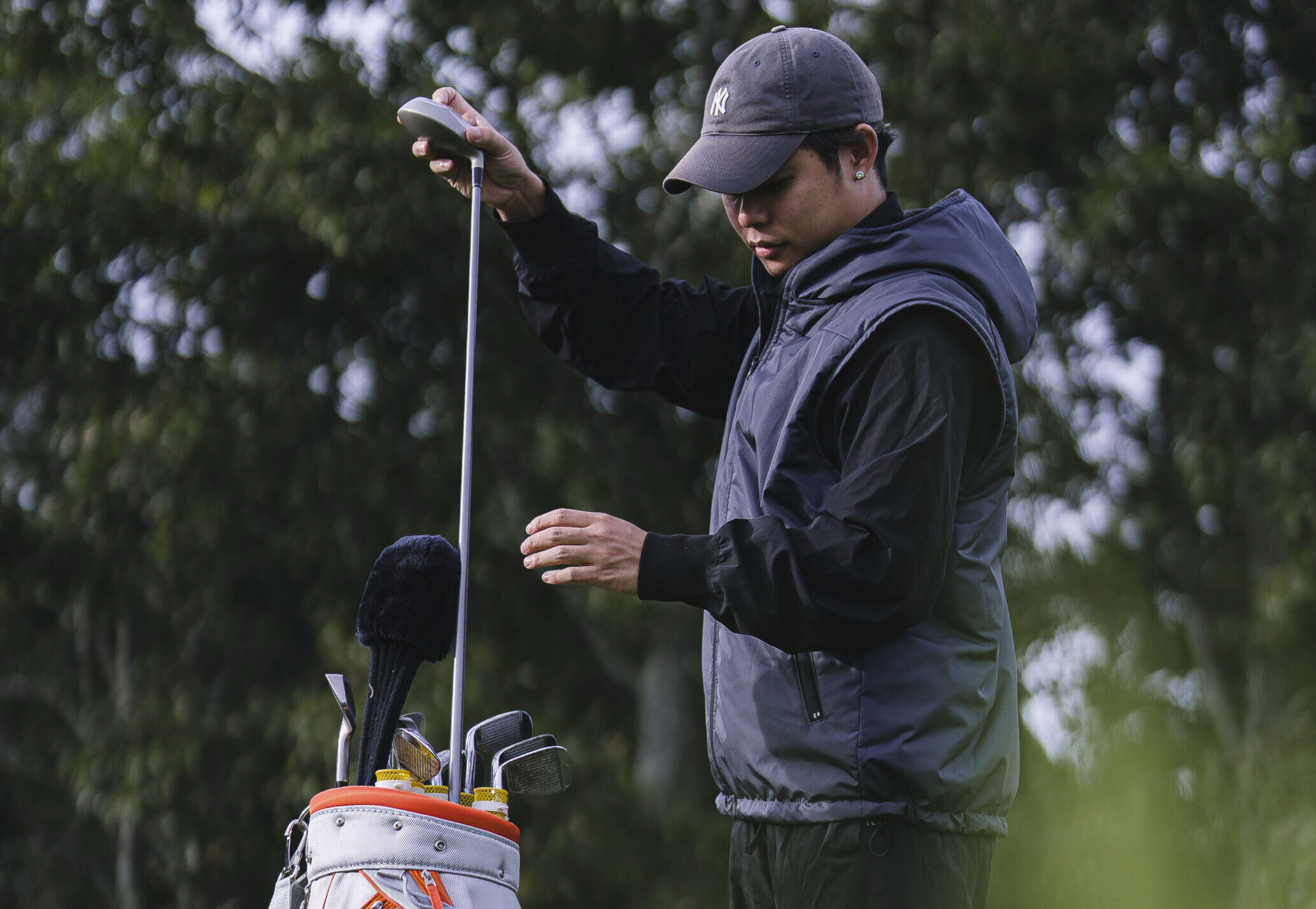 ゴルフ ダウンベストの選び方｜冬だけじゃない、肌寒い春・秋にも使える一着とは？