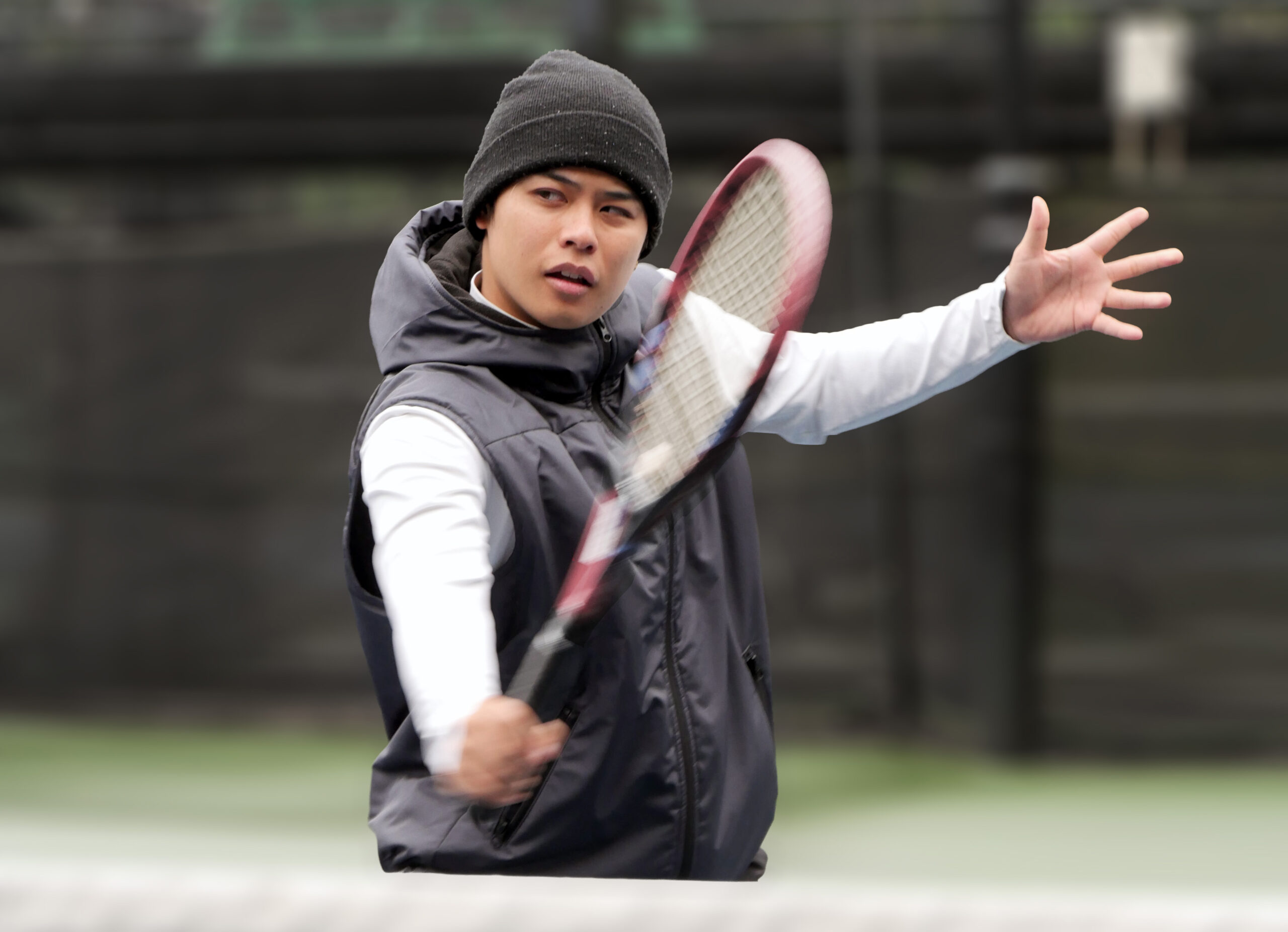 冬のテニスにおすすめのダウンベストを紹介！「NEO DOWN KAPOK® × TENEZ ダウンベスト」