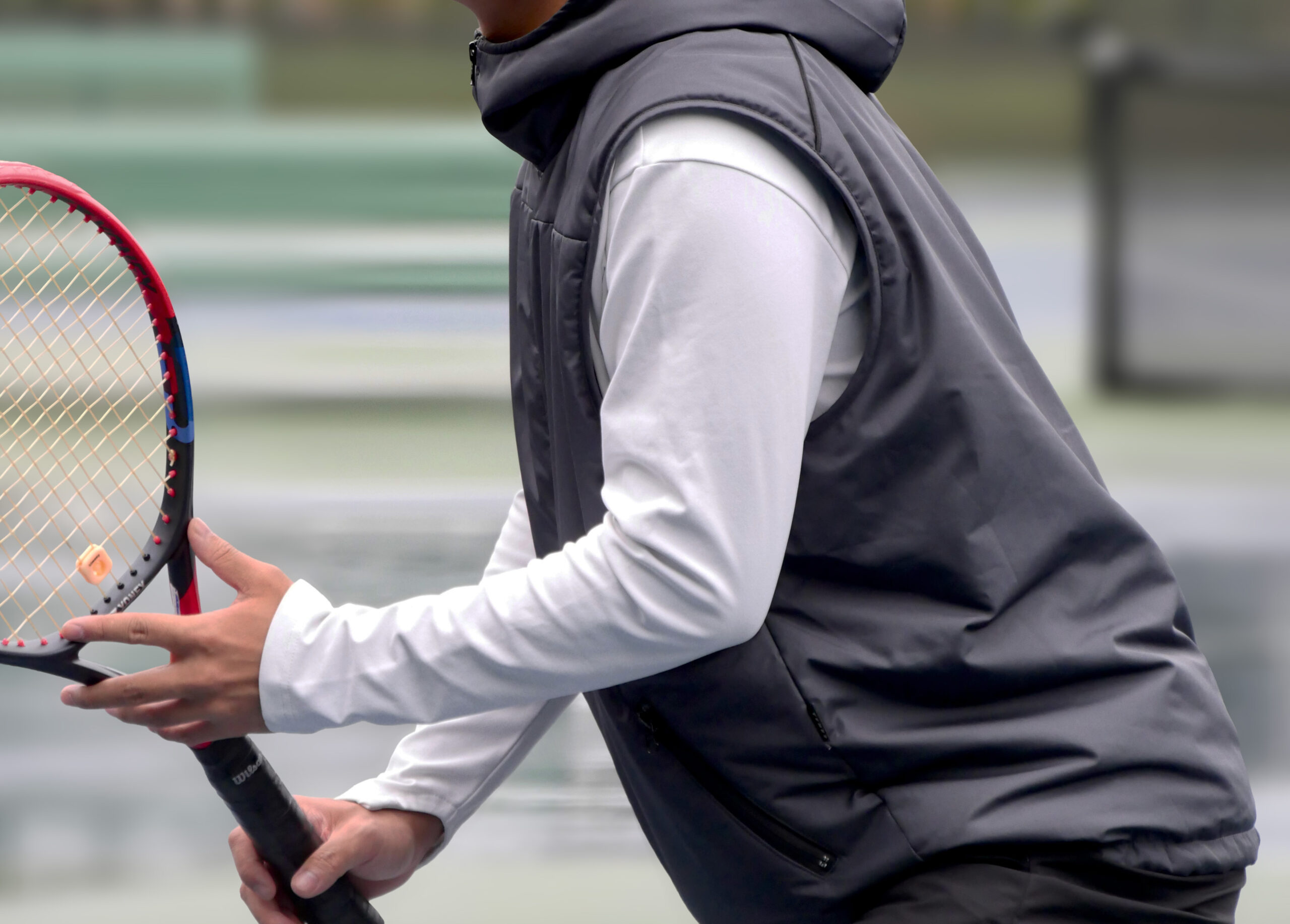 テニス ダウンベスト 冬｜寒い日の防寒に最適な一着とは？